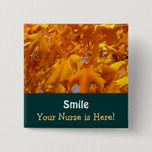 Lächeln Sie, Ihre Krankenschwester ist hier! Knöpf Button