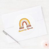 Lächeln Sie immer motivierend Regenbogengelb und b Runder Aufkleber (Umschlag)