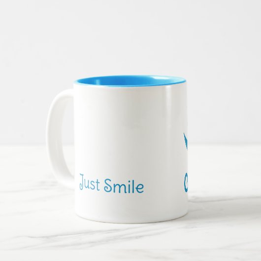 Lächeln Sie lustige Typografie Zweifarbige Tasse (Vorderseite Links)