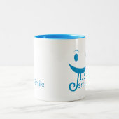 Lächeln Sie lustige Typografie Zweifarbige Tasse (Mittel)