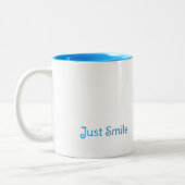 Lächeln Sie lustige Typografie Zweifarbige Tasse (Links)