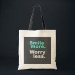 Lächeln Sie noch mehr, sorgen Sie sich weniger tot Tragetasche<br><div class="desc">Lassen Sie den Tag mit dieser aufregenden Tasche mit dem inspirierend Satz "Lächeln Sie mehr. Mach dir keine Sorgen." Diese aus hochwertigen Materialien gefertigte Tasche ist ideal für den täglichen Gebrauch,  Einkäufe oder als Geschenk für Freunde und Familie,  die eine positive Botschaft schätzen."</div>
