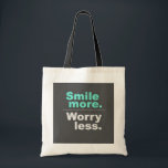 Lächeln Sie noch mehr, sorgen Sie sich weniger tot Tragetasche<br><div class="desc">Lassen Sie den Tag mit dieser aufregenden Tasche mit dem inspirierend Satz "Lächeln Sie mehr. Mach dir keine Sorgen." Diese aus hochwertigen Materialien gefertigte Tasche ist ideal für den täglichen Gebrauch,  Einkäufe oder als Geschenk für Freunde und Familie,  die eine positive Botschaft schätzen."</div>