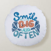 Lächeln Sie oft Big Lächeln: Herzwärmenmeldung Rundes Kissen (Vorderseite)