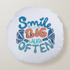 Lächeln Sie oft Big Lächeln: Herzwärmenmeldung Rundes Kissen