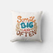 Lächeln Sie oft Big Laugh Kissen (Vorderseite)