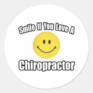 Lächeln Sie, wenn Sie eine Chiropraktikerin Liebe Runder Aufkleber