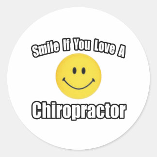 Lächeln Sie, wenn Sie eine Chiropraktikerin Liebe Runder Aufkleber