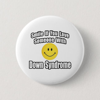 Lächeln Sie, wenn Sie jemanden mit Down-Syndrom Li Button