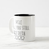 lächeln, solange man noch Zähne hat Zweifarbige Tasse (Vorderseite Links)