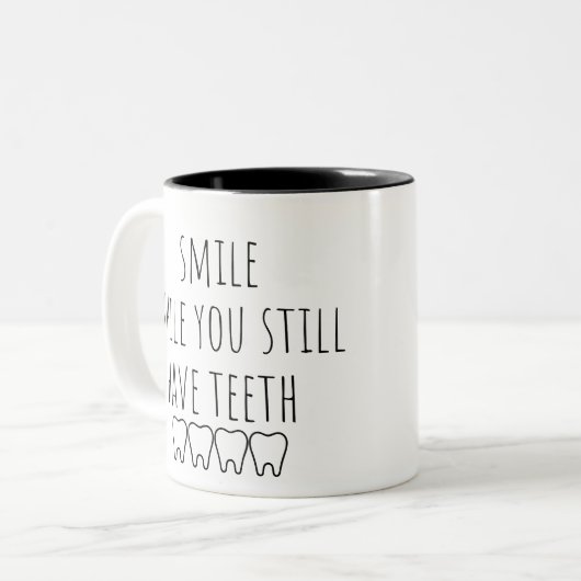 lächeln, solange man noch Zähne hat Zweifarbige Tasse (Vorderseite Links)