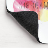 Lächeln und glückliches Friedensleben mit buntem Mousepad (Ecke)