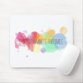 Lächeln und glückliches Friedensleben mit buntem Mousepad (Mit Mouse)