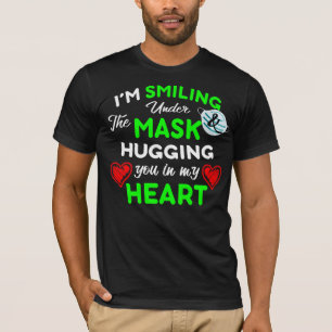 Lächeln unter der Maske und umarmen Sie in meinem T-Shirt