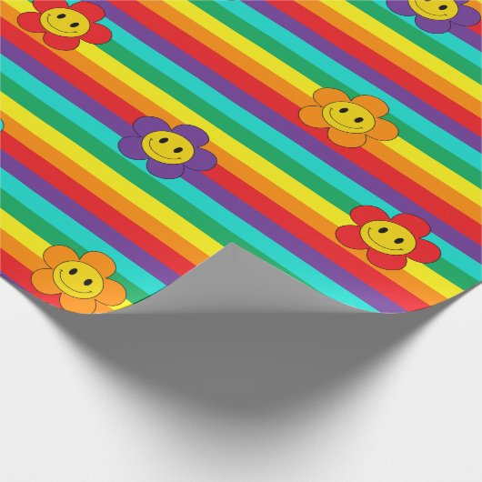Lächeln von Emoji Daisies auf Regenbogenstreifen Geschenkpapier (Ecke)