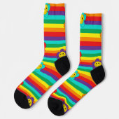 Lächeln von Emoji Daisies auf Regenbogenstreifen Socken (Linkes Detail)