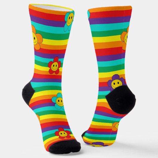Lächeln von Emoji Daisies auf Regenbogenstreifen Socken (Gewinkelt)