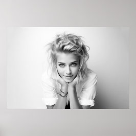 Lächelnd Frau mit Kopf in den Händen B&W Foto Poster