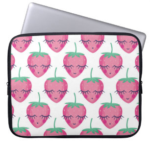 Lächelnd schlafende Erdbeeren, niedliches Muster. Laptopschutzhülle
