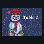 Lächelnd Snowman Holding String of Christmas Light Tischnummer<br><div class="desc">Diese Tischnummer für Ihre Partys oder Veranstaltungen hat einen lächelnden Schneemann mit Karottennase mit einem winterblauen und roten Hut und Schal,  der eine leuchtende Reihe von bunten Weihnachtslichtern auf dunkelblauem Hintergrund mit fallendem Schnee hält. Passen Sie Ihre Tischnummer mit der Vorlage an.</div>