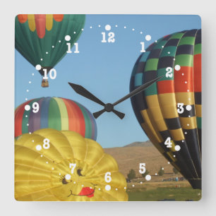 Lächelnd, steigt glückliche Heißluft Uhr im Bal