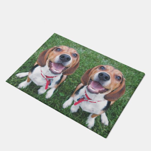 Lächelnde Beagle-Welpen-Tür-Matte Fußmatte (Schrägansicht)