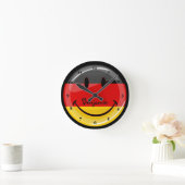 Lächelnde deutsche Flagge Runde Wanduhr (Zuhause)