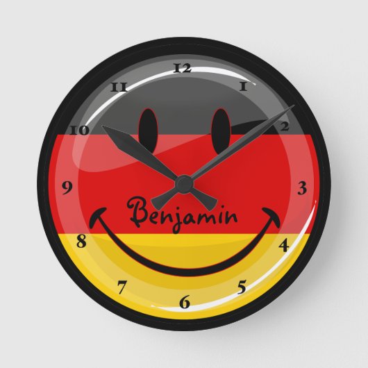 Lächelnde deutsche Flagge Runde Wanduhr (Vorderseite)