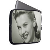 Lächelnde Frau 2 Laptopschutzhülle (Vorne Rechts)