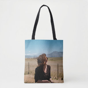 Lächelnde Frau auf braunem und grünem Feld Tasche