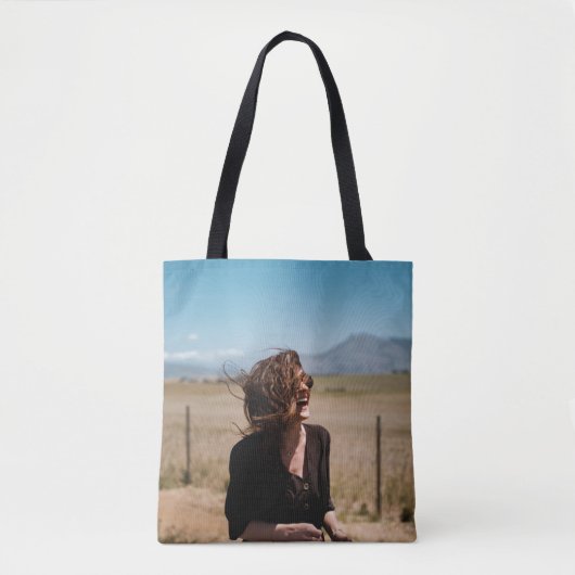 Lächelnde Frau auf braunem und grünem Feld Tasche (Vorderseite)