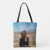Lächelnde Frau auf braunem und grünem Feld Tasche (Rückseite)