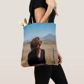 Lächelnde Frau auf braunem und grünem Feld Tasche (Von Nahem)