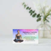 Lächelnde Frau sitzt mit Yoga Mat Visitenkarte (Stehend Vorderseite)