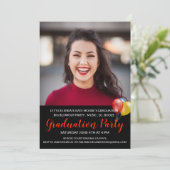 Lächelnde Frauen in der Red Graduation Party Einladung (Stehend Vorderseite)