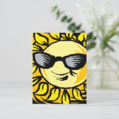 Lächelnde gelbe Sonne mit Schatten Postkarte (Stehend Vorderseite)