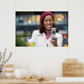 Lächelnde Geschäftsfrau mit Handy Poster (Küche)