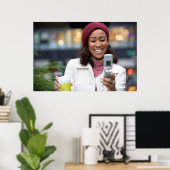 Lächelnde Geschäftsfrau mit Handy Poster (Heimbüro)