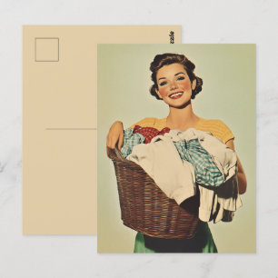 Lächelnde Hausfrau mit Wäschekorb Postkarte