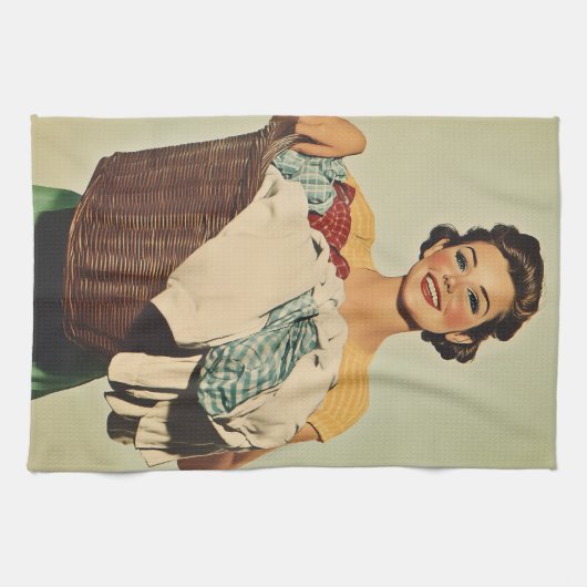 Lächelnde Hausfrau mit Waschkorb Geschirrtuch (Horizontal)