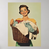 Lächelnde Hausfrau mit Waschkorb Poster (Vorne)
