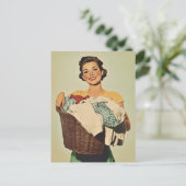 Lächelnde Hausfrau mit Waschkorb Postkarte (Stehend Vorderseite)