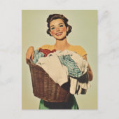 Lächelnde Hausfrau mit Waschkorb Postkarte (Vorderseite)