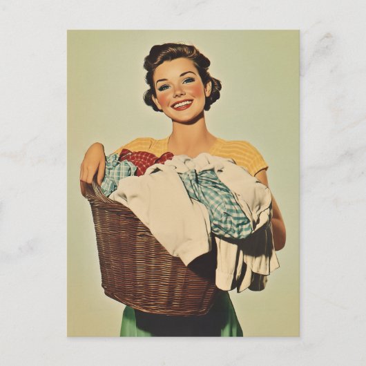 Lächelnde Hausfrau mit Waschkorb Postkarte (Vorderseite)