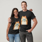 Lächelnde Katze umarmt Fisch Spaß T-Shirt (Unisex)
