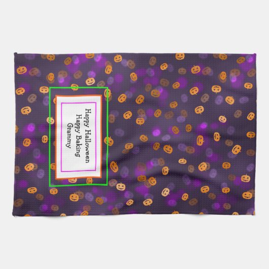 Lächelnde Kürbislaterne Pumpkins Bokeh Pattern Geschirrtuch (Horizontal)