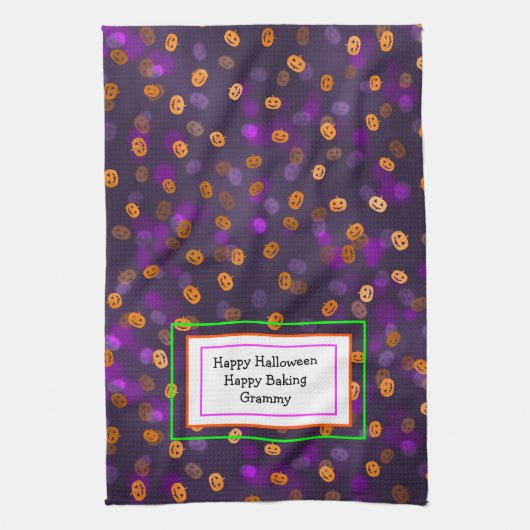 Lächelnde Kürbislaterne Pumpkins Bokeh Pattern Geschirrtuch (Vertikal)