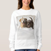 Lächelnde Labrador-Retriever im Schnee Sweatshirt (Vorderseite)
