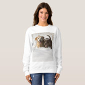 Lächelnde Labrador-Retriever im Schnee Sweatshirt (Vorne ganz)
