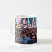 "Lächelnde Menschen auf belebter Straße" Kaffeetasse (Vorderseite Links)